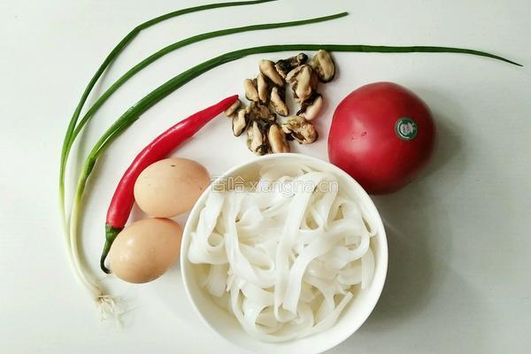 海鲜鸡蛋番茄炒粉的做法图解1