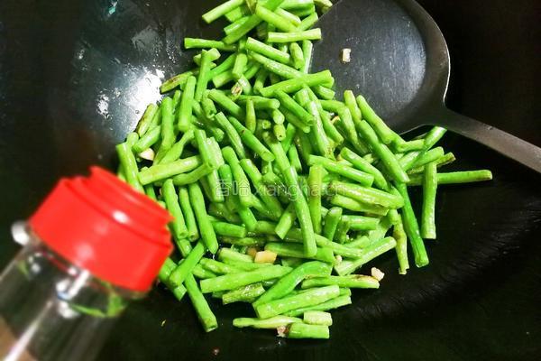 蒜香生抽豇豆的做法图解7