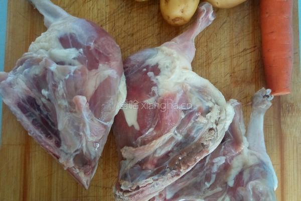鸭腿炖土豆胡萝卜的做法图解1