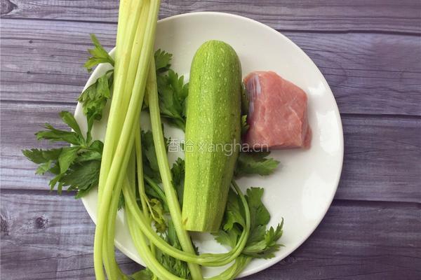 芹菜肉丁的做法图解1
