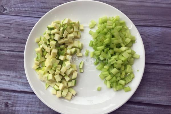 芹菜肉丁的做法图解2