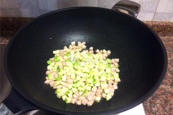 芹菜肉丁的做法图解6