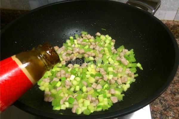 芹菜肉丁的做法图解9