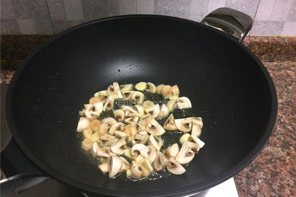 青豆炒蘑菇的做法图解6