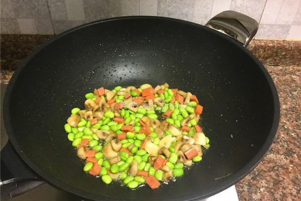青豆炒蘑菇的做法图解7