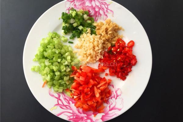泡椒豆豉干烧鱼的做法图解3