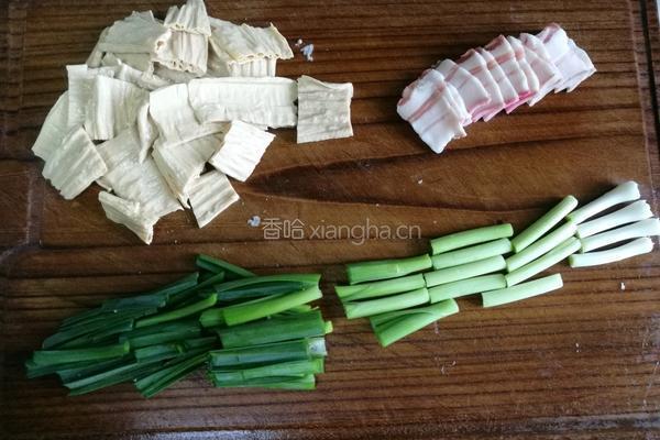 青蒜炒腐竹的做法图解1