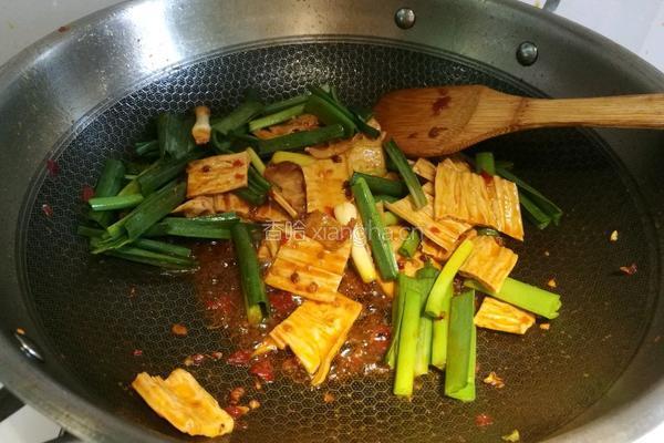青蒜炒腐竹的做法图解5