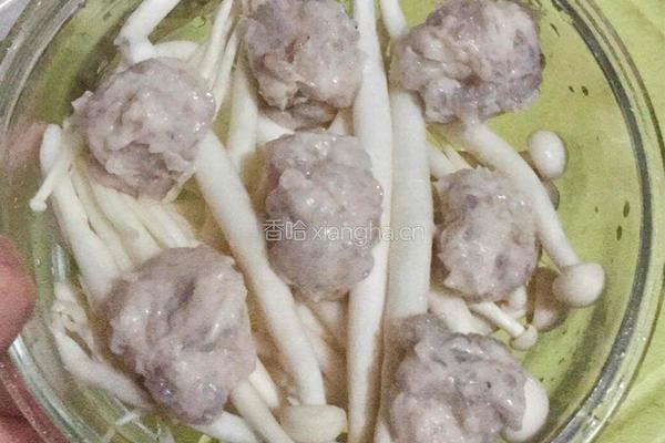 海鲜菇秋葵蒸虾滑的做法图解1