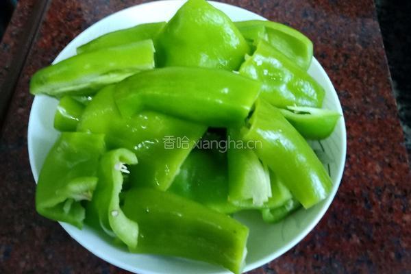 虎皮青椒的做法图解1