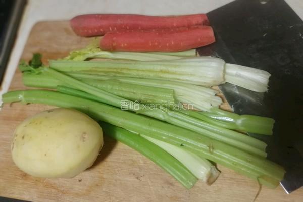 素食主义芹菜炒土豆的做法图解1