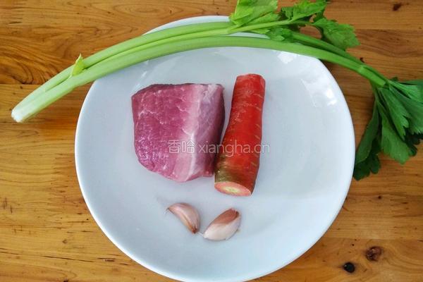 芹菜胡萝卜炒肉丁的做法图解1