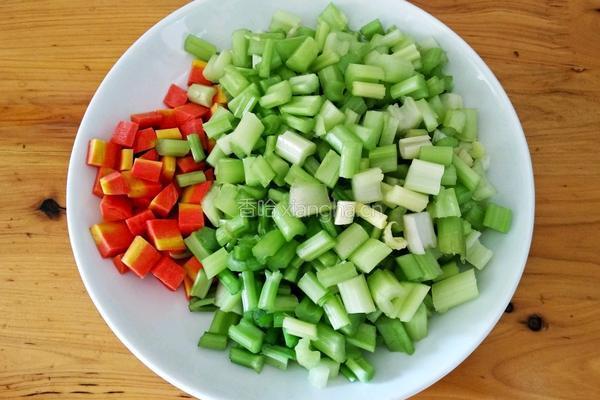 芹菜胡萝卜炒肉丁的做法图解2