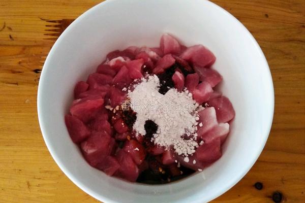 芹菜胡萝卜炒肉丁的做法图解3