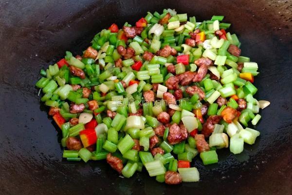 芹菜胡萝卜炒肉丁的做法图解12