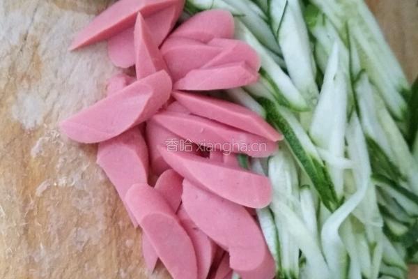 凉拌黄瓜鸡蛋火腿肠的做法图解1