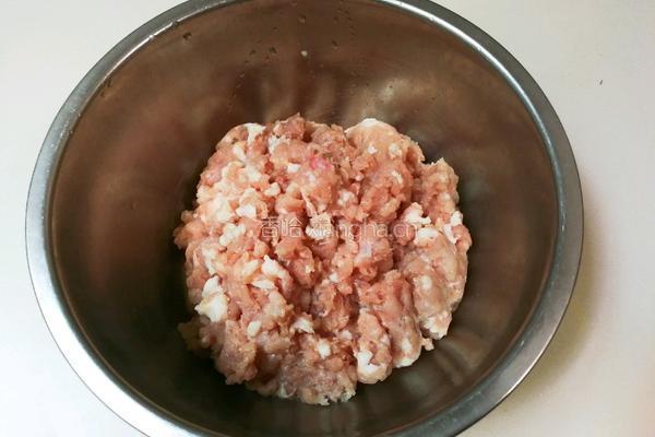 金灿灿的肉圆的做法图解1
