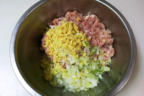 金灿灿的肉圆的做法图解4