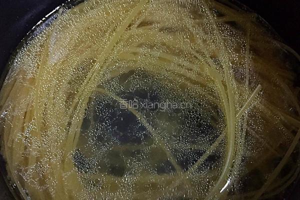 黑椒牛排炒意面的做法图解3