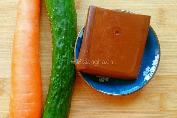 黄瓜拌豆干的做法图解1