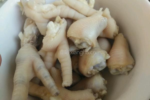 豆瓣酱鸡爪的做法图解1