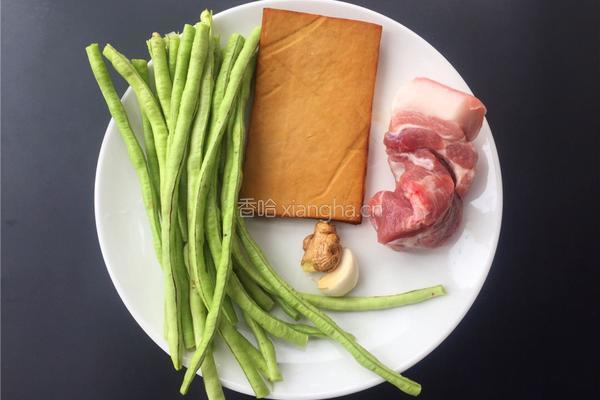 豇豆香干炒肉丝的做法图解1