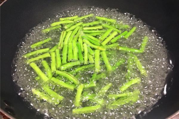 豇豆香干炒肉丝的做法图解2