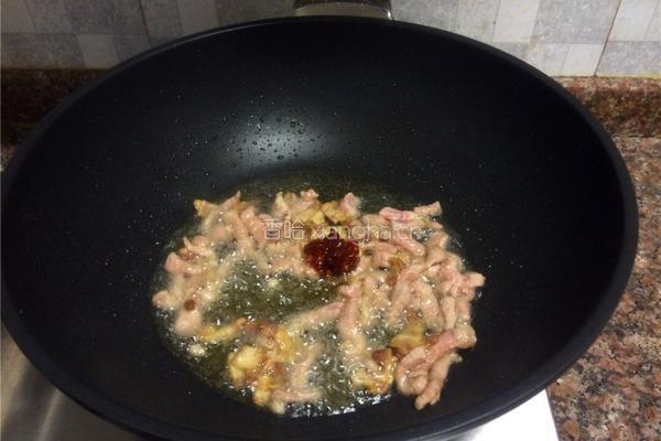 豇豆香干炒肉丝的做法图解7