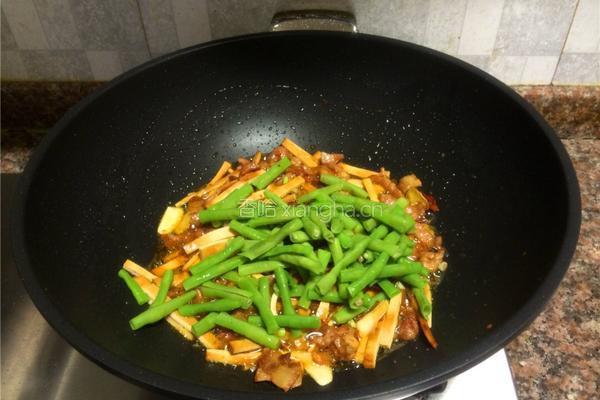 豇豆香干炒肉丝的做法图解10