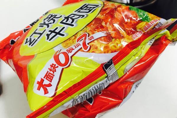 酸辣方便面的做法图解1