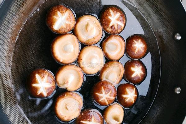 香姑玉米排骨汤的做法图解5