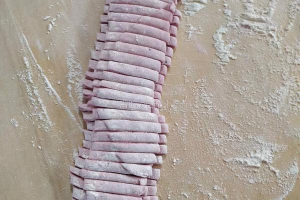 火龙果手擀面的做法图解3