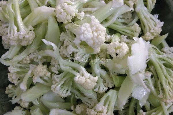菜花炒肉的做法图解1