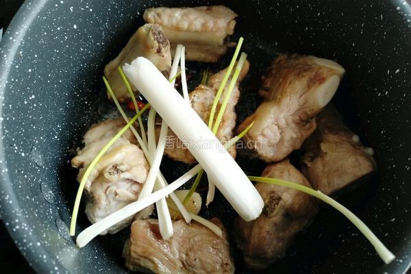 黄花菜烧排骨的做法图解9