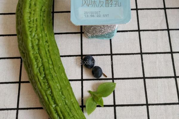 酸奶苦瓜的做法图解1