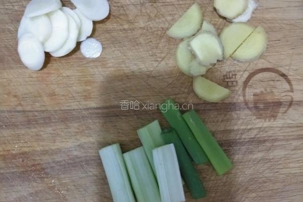 炸小鱼的做法图解1