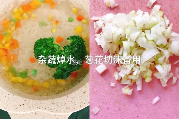 杂蔬鸡蛋酱油炒饭的做法图解2