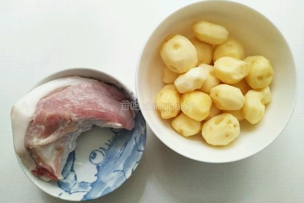 小土豆烧肉的做法图解1