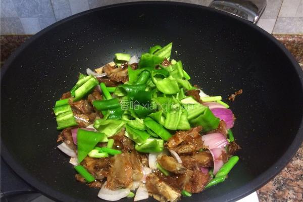 青椒洋葱炒腊排的做法图解8