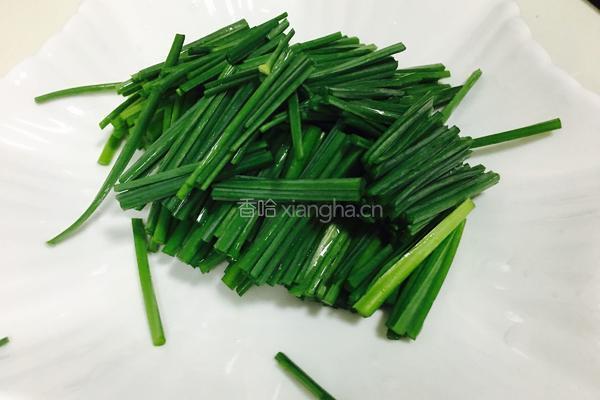 韮菜苗炒鸡蛋的做法图解1