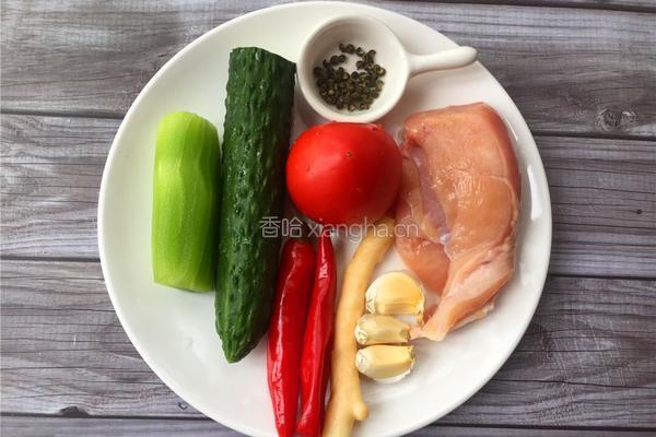 泡椒鸡肉的做法图解1
