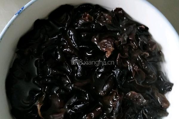 黑木耳炒肉丝的做法图解2