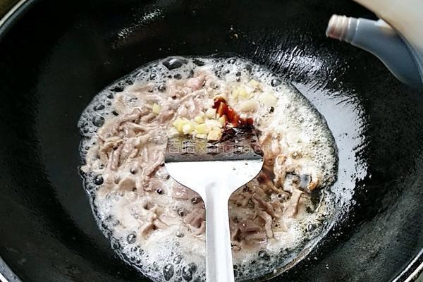 黑木耳炒肉丝的做法图解5