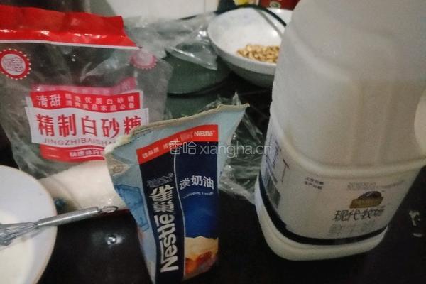 牛奶小方糕的做法图解1