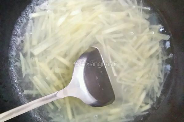 红萝卜土豆丝的做法图解3