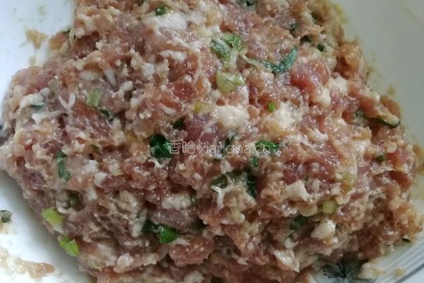 青椒肉馅饺子的做法图解1