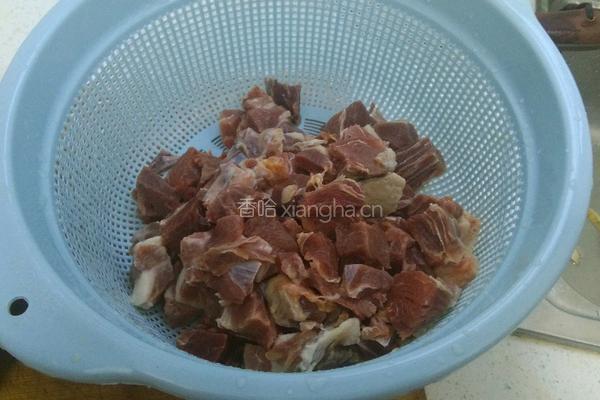 土豆炖牛肉的做法图解1