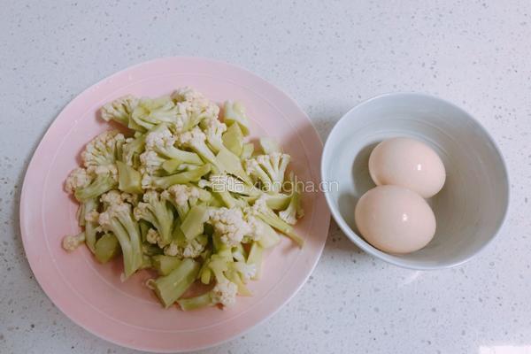 快手炒菜之“有机花菜炒鸡蛋”的做法图解1