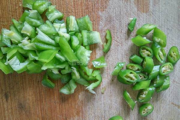 豆角胡萝卜炒肉丁的做法图解1