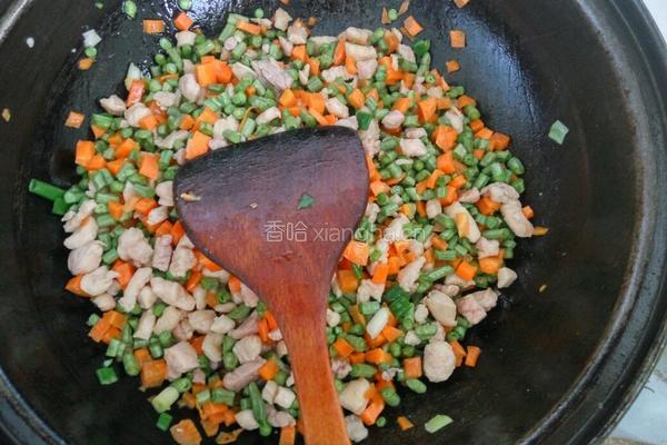豆角胡萝卜炒肉丁的做法图解7